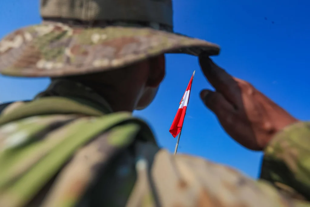 Militares y ciudadanos peruanos en Santa Rosa de Loreto comenzaron su día izando el pabellón y cantando el himno nacional.
