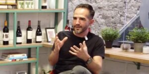 Alejandro Ramírez, fundador de Croquer y diseñador de modas, durante su entrevista para la sección Conversaciones Pendientes de David Ramos.